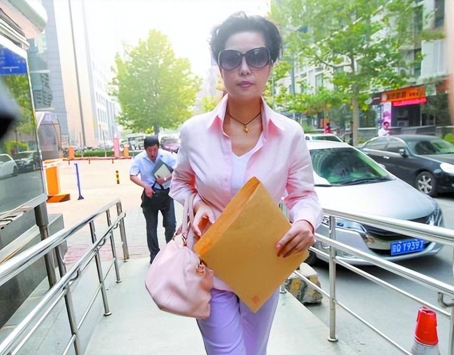 梦鸽:"害"17岁李天一成"阶下囚","重金保子"失败后怎样了