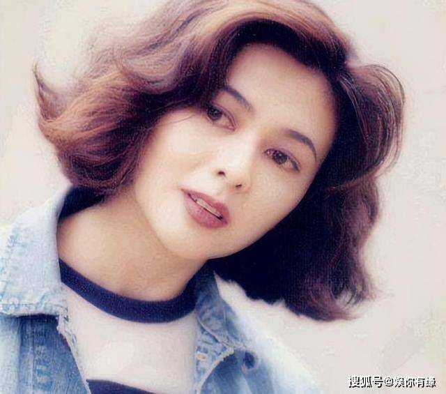 香港明星62岁关之琳敦煌游,与59岁香港富豪亲密合照陷舆论风波