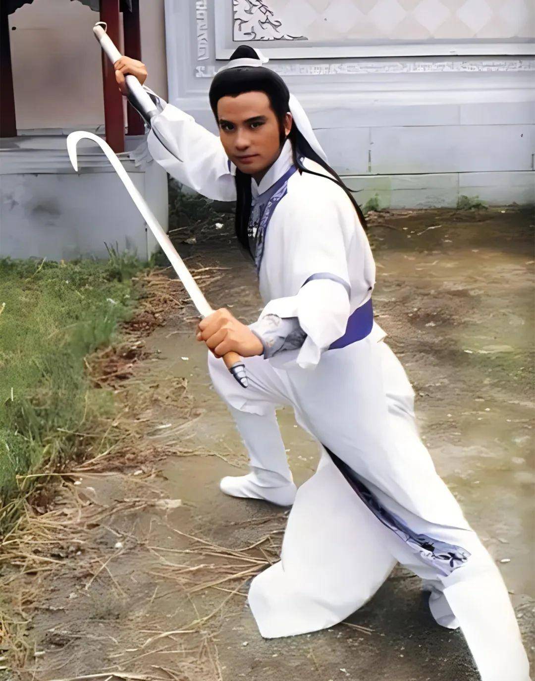 镔铁判官笔,是《倚天屠龙记》中武当张翠山的独门兵器.