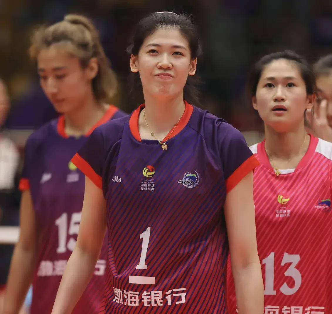把接一传不稳定的陈博雅换下,换上杨艺来保障天津女排的一传给防守