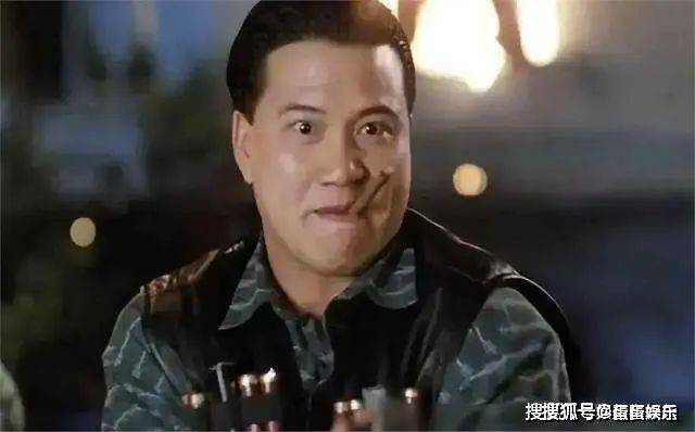 66岁万梓良定居湖南小县城!和小15岁空姐娇妻下馆子,夫妻秀恩爱!