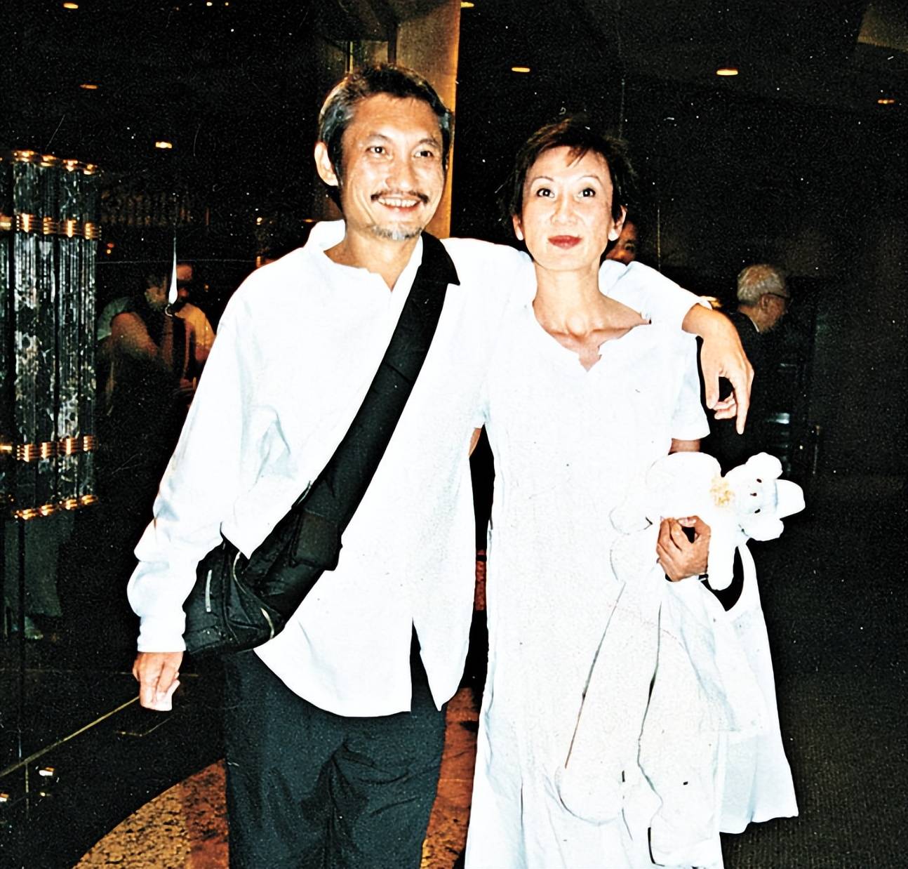 徐克情系小30岁女友仍放不下前妻?73岁施南生拄拐现身,他陪伴在侧