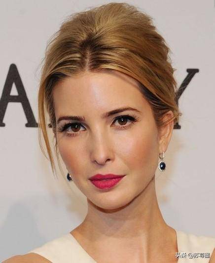 28年前,15岁的伊万卡就已亭亭玉立,坐在父亲特朗普腿上长腿瞩目