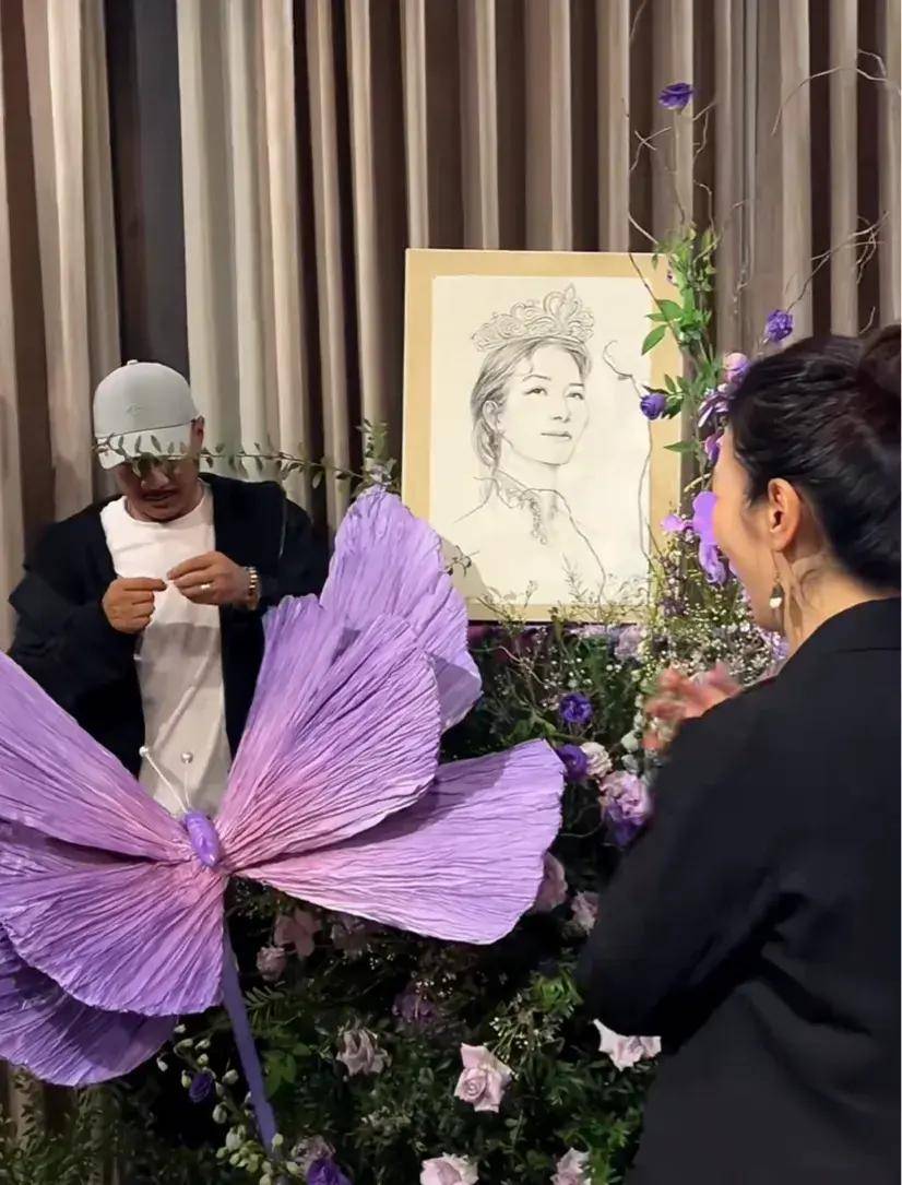 胡军给妻子卢芳准备生日惊喜,送肖像画和钻石项链,康康也在场_女儿_紫色_活动
