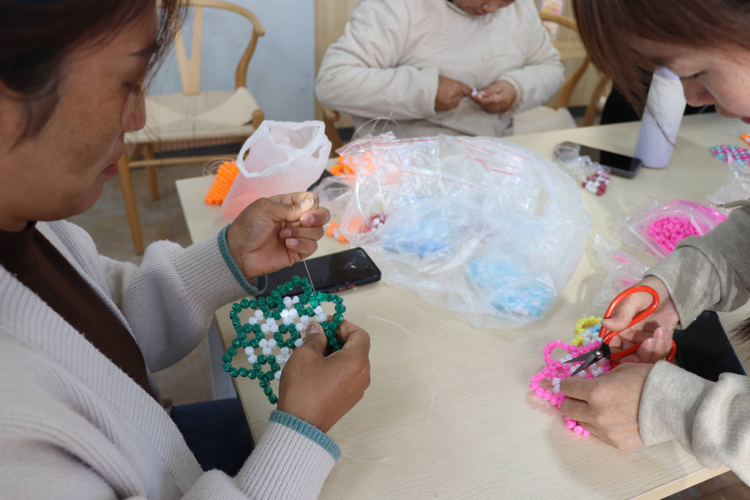 神木市红柠社区"手工编织"公益课堂开课了