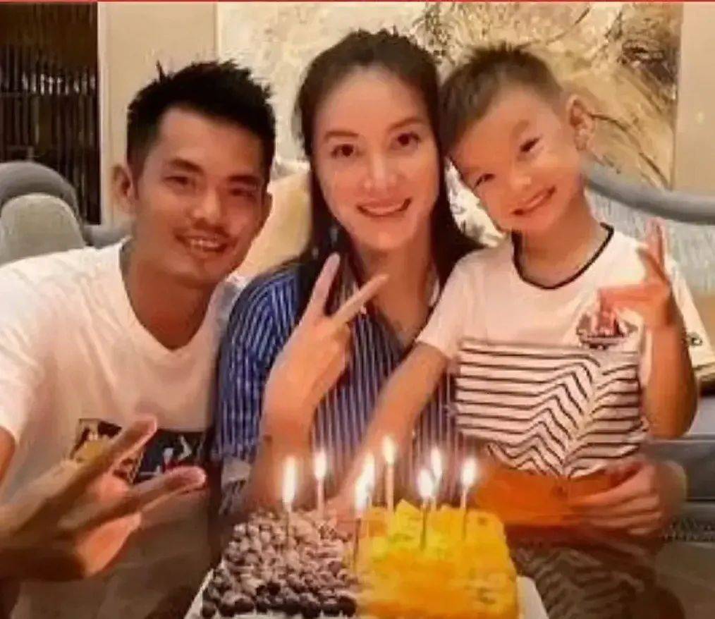 林丹谢杏芳看儿子比赛,谢杏芳素面难掩温婉端庄,和爸爸长得很像