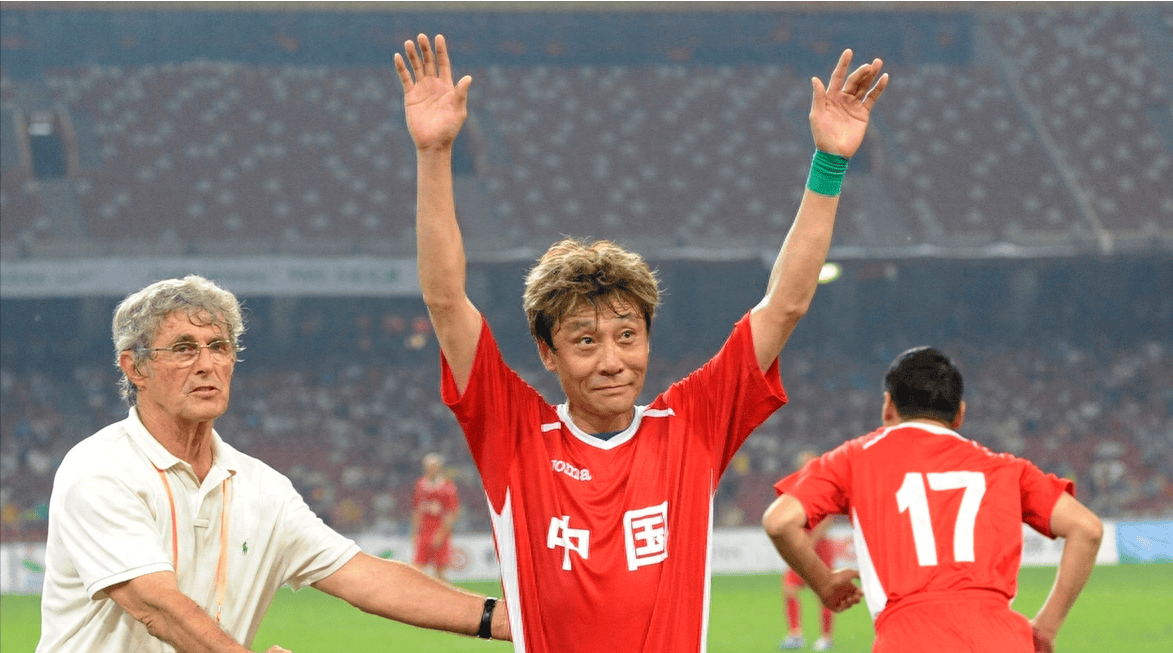 53岁老国脚高峰3次无敌高空卸球引热议，球迷：现在没这种人才