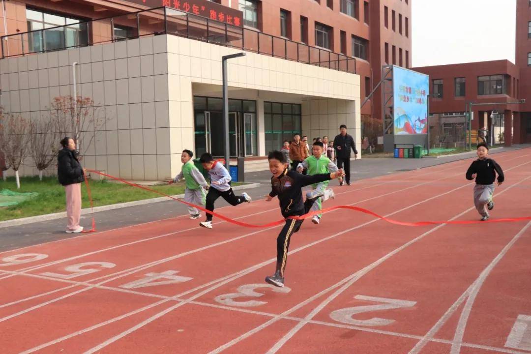 阳光少年逐梦未来忻州市第二实验小学举行阳光少年50米跑步比赛