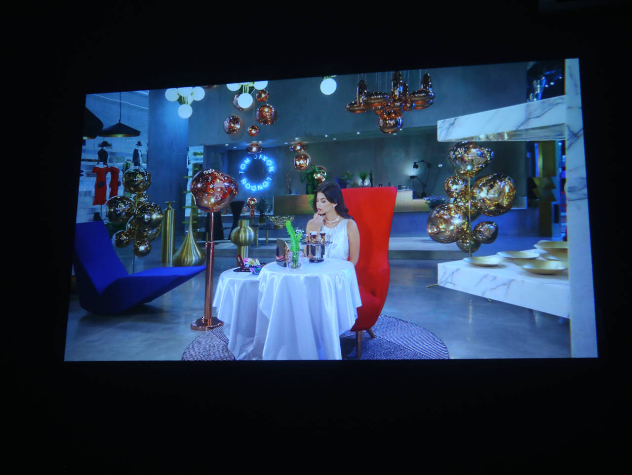 百元小钢炮：哈趣Q1投影仪，最适合露营的投影仪