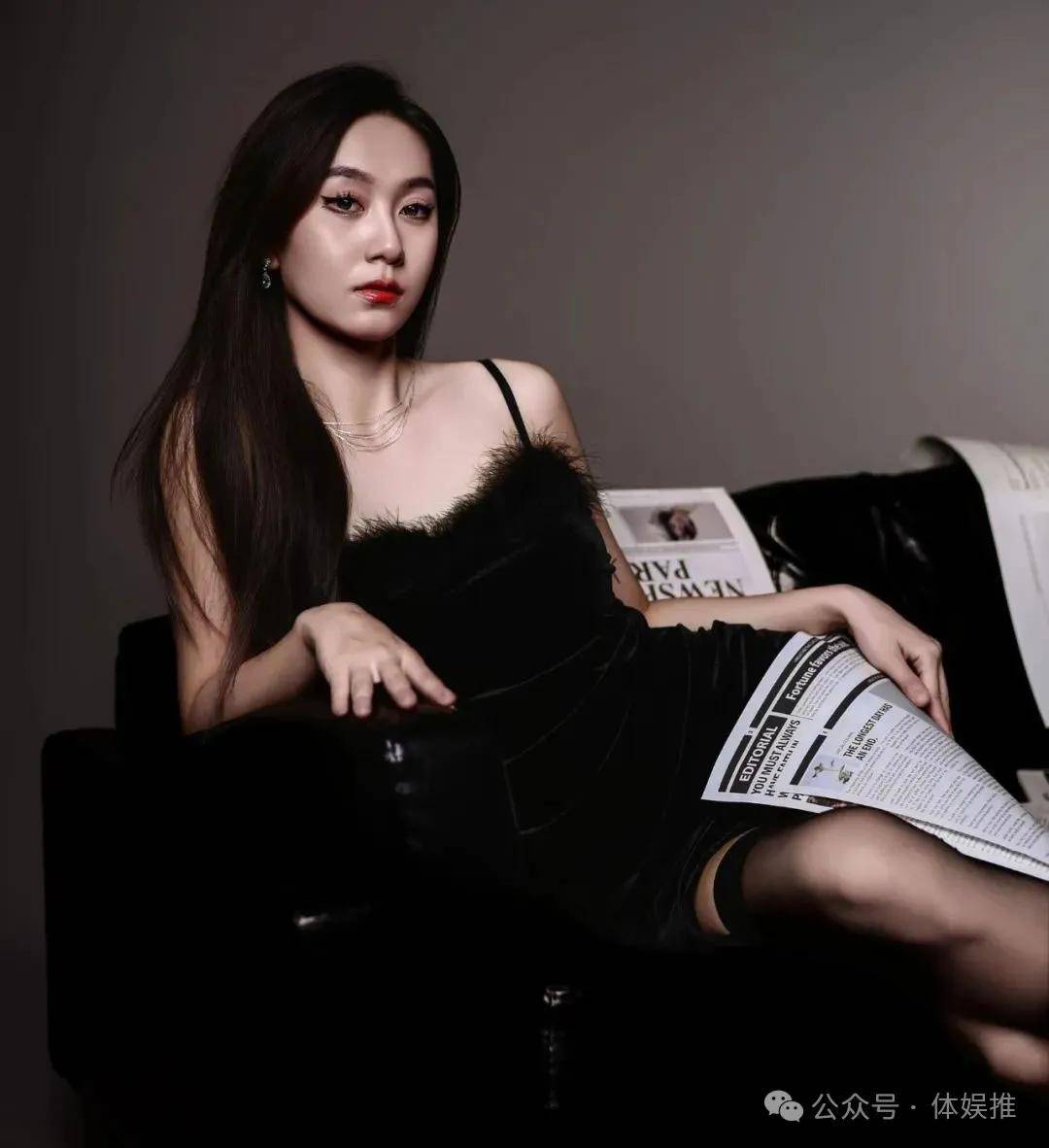 优雅与性感并存沙发上的黑丝女神轻松俘获人心