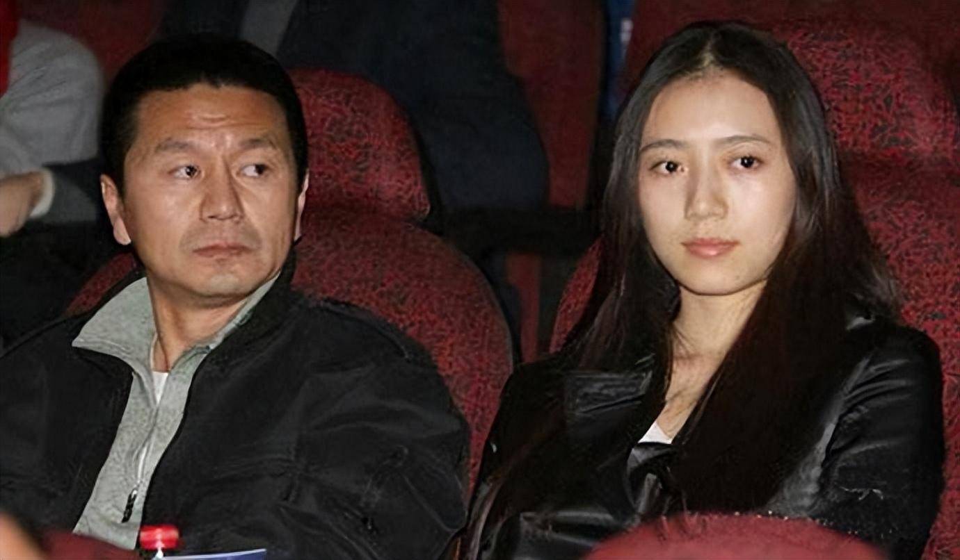 为了嫁给大自己22岁的吴若甫,她饱受舆论风波,如今生活令人羡慕