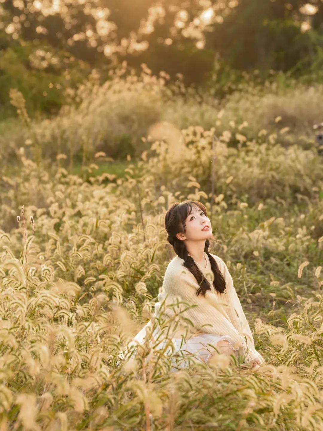 9个狗尾草拍照姿势,浪漫唯美又清新,自然甜美显温柔!