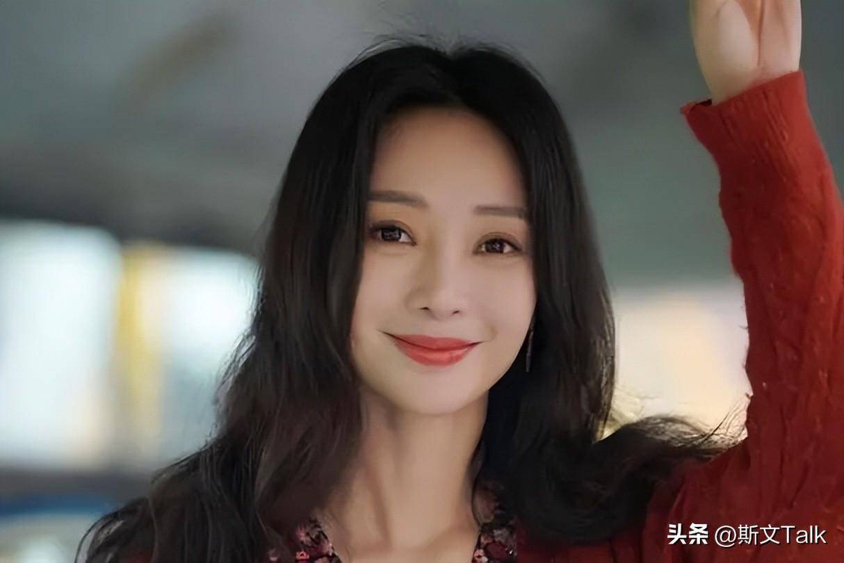 44岁的柳岩出席活动面部僵硬,高清镜头下颜值暴跌_贾玲和_岁月_容颜