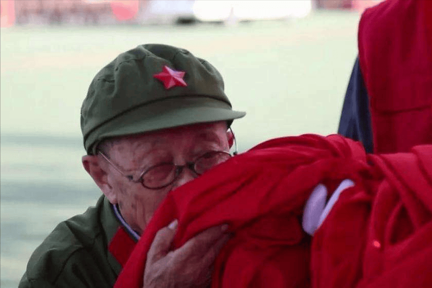 在新中国70周年阅兵典礼上,94岁高龄的李安甫依然神采风扬.