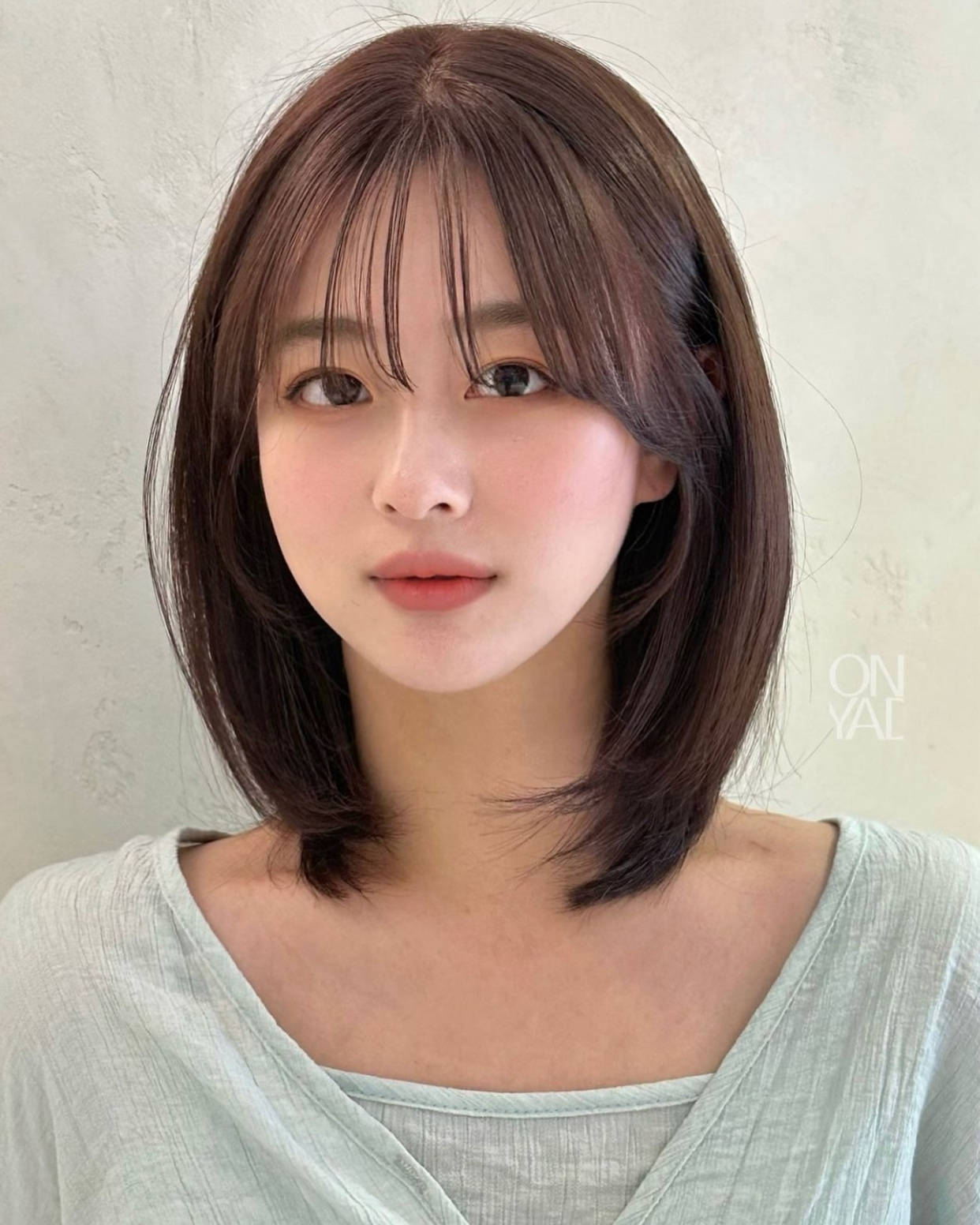 内扣的发型可以在视觉上缩短脸部的长度让脸部比例更加协调给人一种