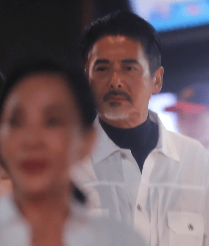 69岁周润发近况曝光:冒雨跑步素颜出镜,满头银发网友直呼不敢认