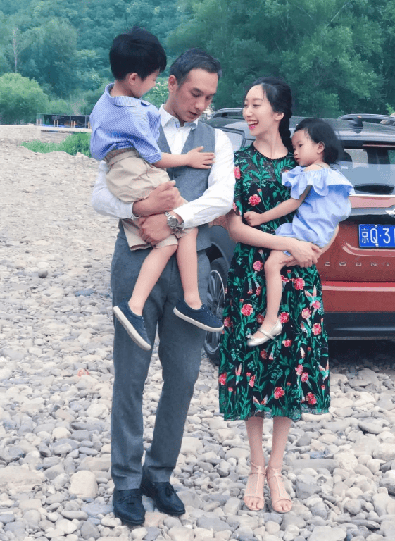 他与徐静蕾同居5年,称自己不婚主义,分手后却娶小14岁网恋妻子_黄觉