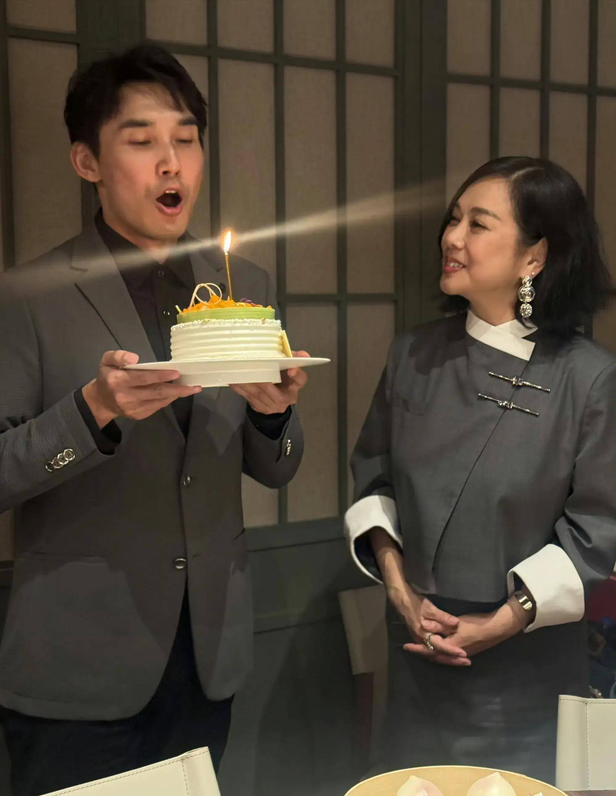 张铎提前庆祝45岁生日,陈松伶亲喂长寿面,结婚14年感情依然甜蜜