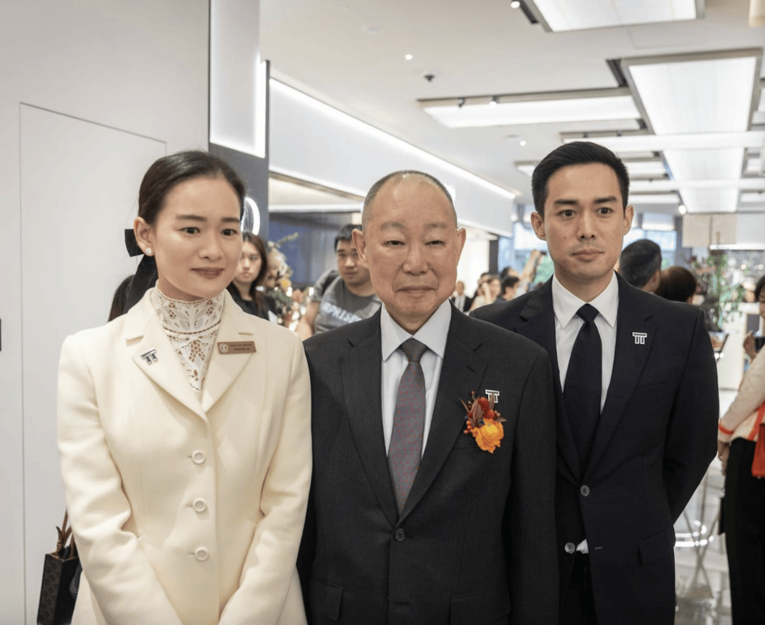 刘銮鸿是以做零售百货业起家,创办的利福