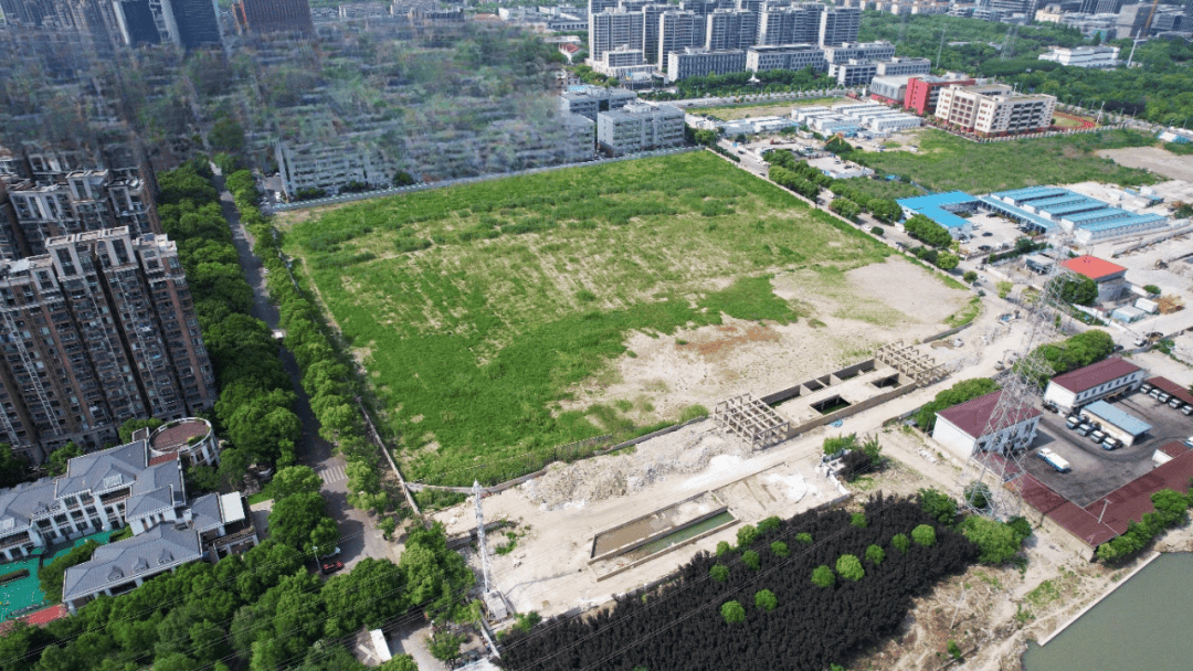 出行较为不便;但根据区域规划,未来项目东侧梅富路将会跨春申塘打通