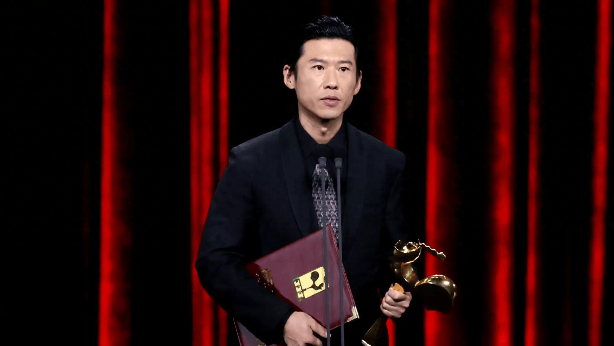 王骁获最佳男配角深夜发文:永远的热泪盈眶,他用实力证明了自己