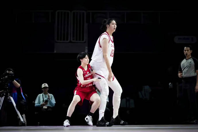 恐怖！2米26女姚明张子宇回归！15中15轰30分，关键只用了12分钟