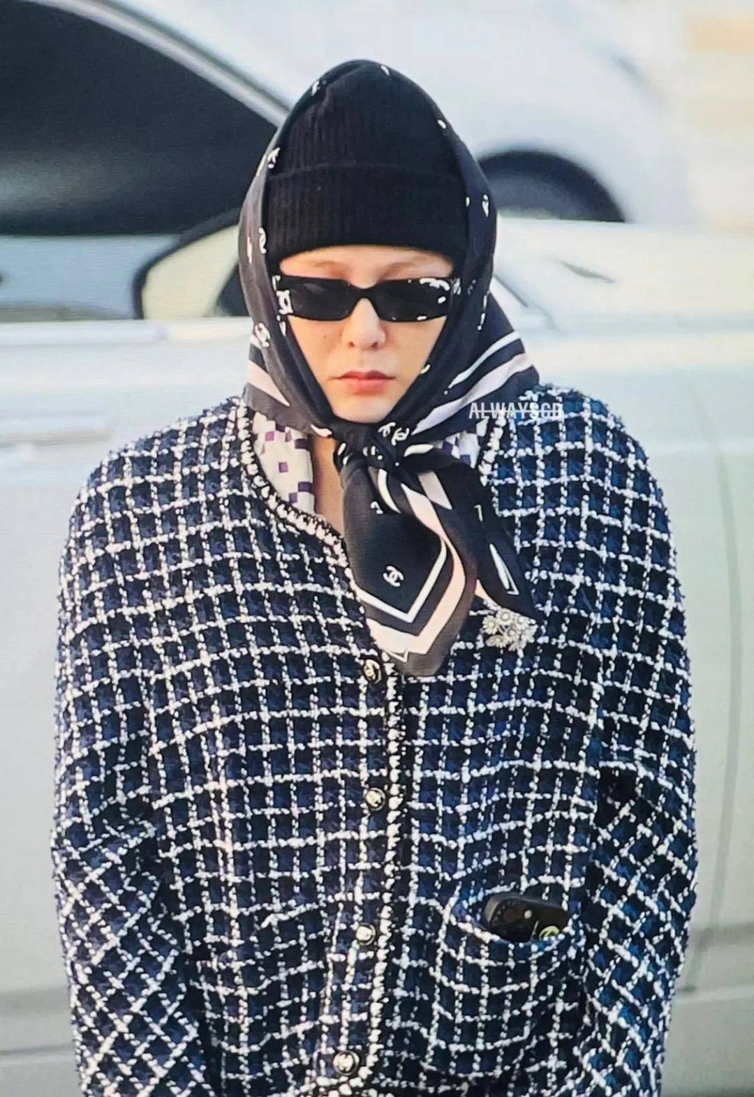 权志龙近期造型好难懂：头巾不离身、西装配裤衩，还跟农村大姨撞衫_搜狐网, image size:1080x1572