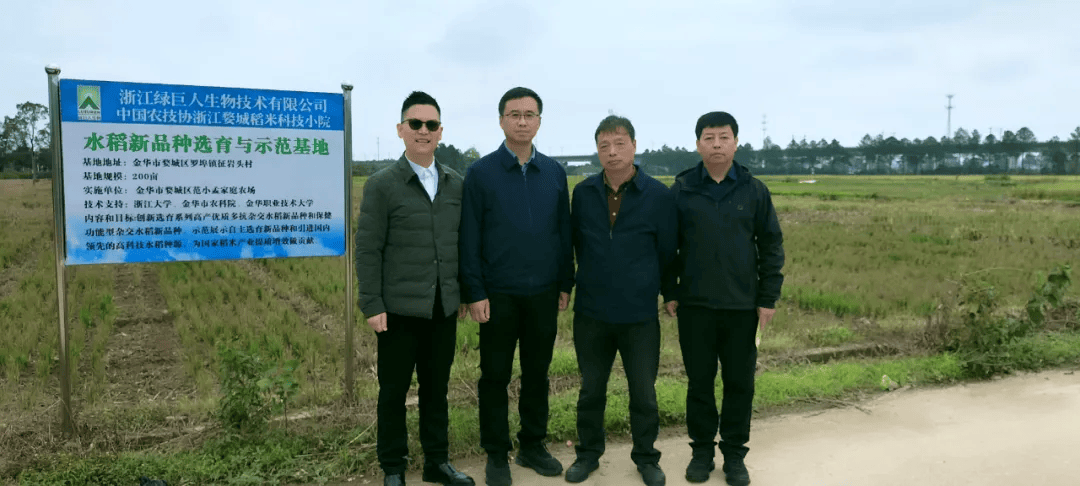 图:泰来县政府县长郑德利(左二)泰来县商务局局长高云峰(右一)中国