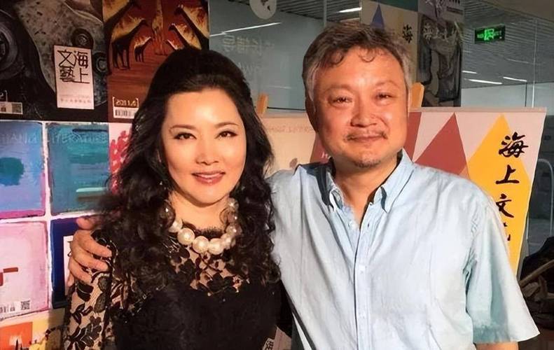 对于欧阳奋强的想法,当时他的家里人大多数人都是反对的,认为演员职业
