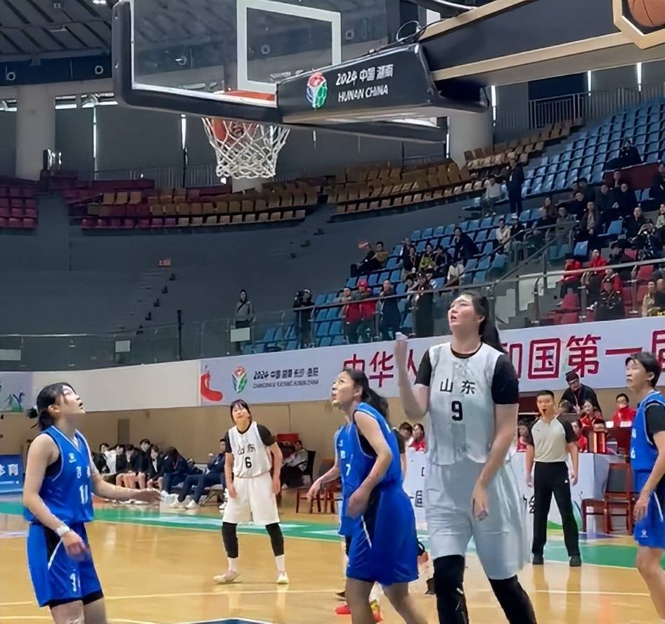 15中15无解！中国女篮2米23天才轰30分5帽：女姚明统治比赛冲冠