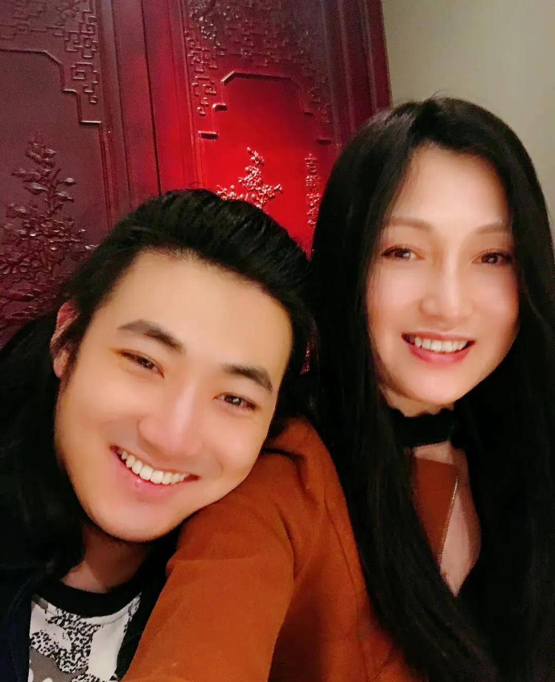 演员林芳兵:退圈后和丈夫恩爱30年,儿子是她的骄傲_李凌_角色_时候