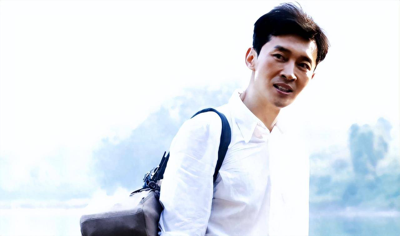 演员曹磊:5岁被父亲抛弃,娶大学同学为妻,现在46岁过得怎样?