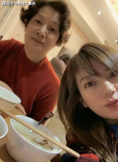 赵薇再被强执8848元成老赖,出门低头戴口罩,身材臃肿沦为普通人