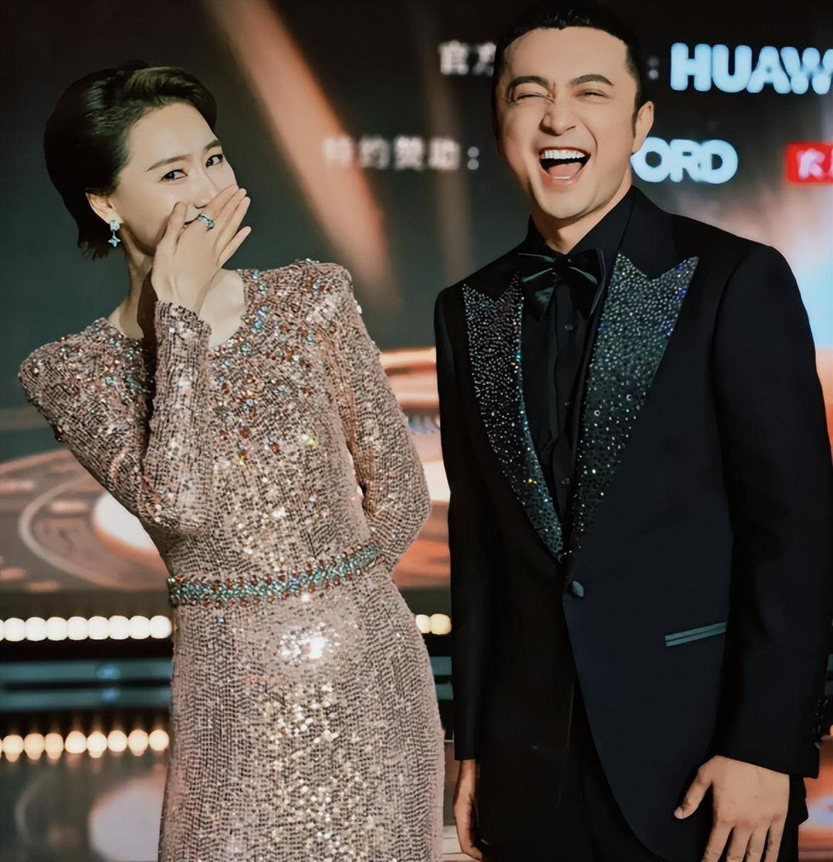 王冠官宣喜讯,首晒夫妻合照,与搭档尼格买提"只撒欢,不撒糖"