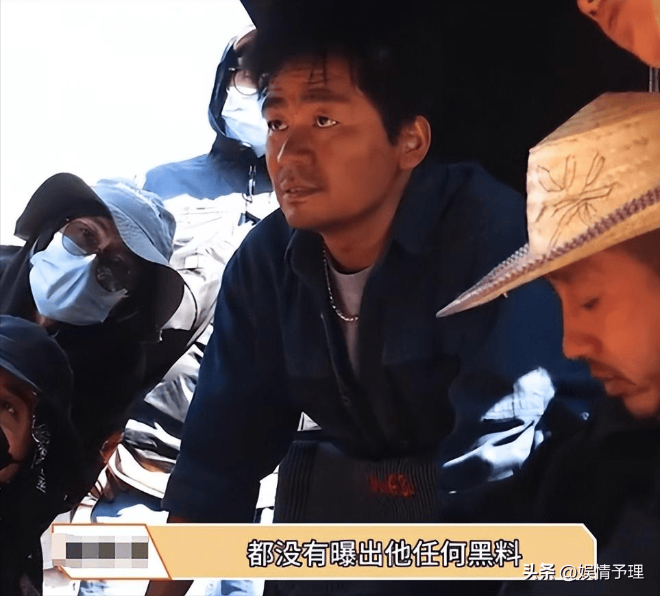 王宝强携女友聚餐,冯清开280万大g下车手拿茅台,二人身高差明显