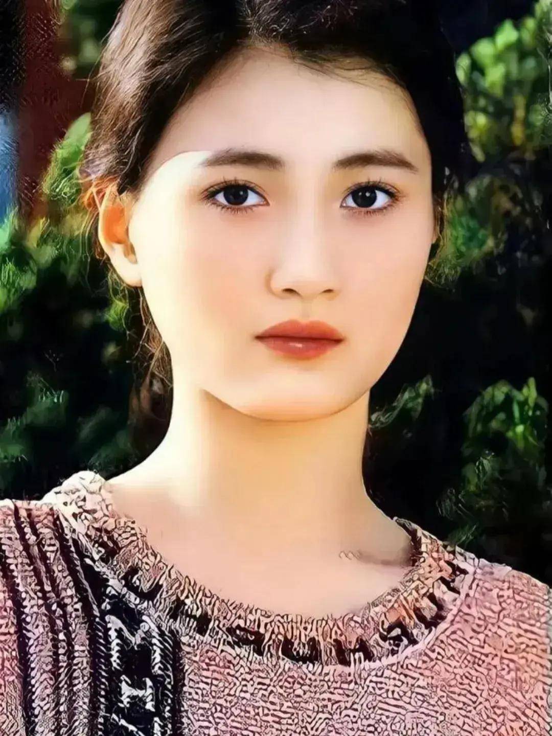 演员林芳兵:退圈后和丈夫恩爱30年,儿子是她的骄傲