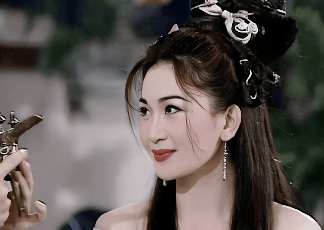 从"艳星"到豪门贵妇,58岁的"最美妲己"温碧霞,如今怎样了?