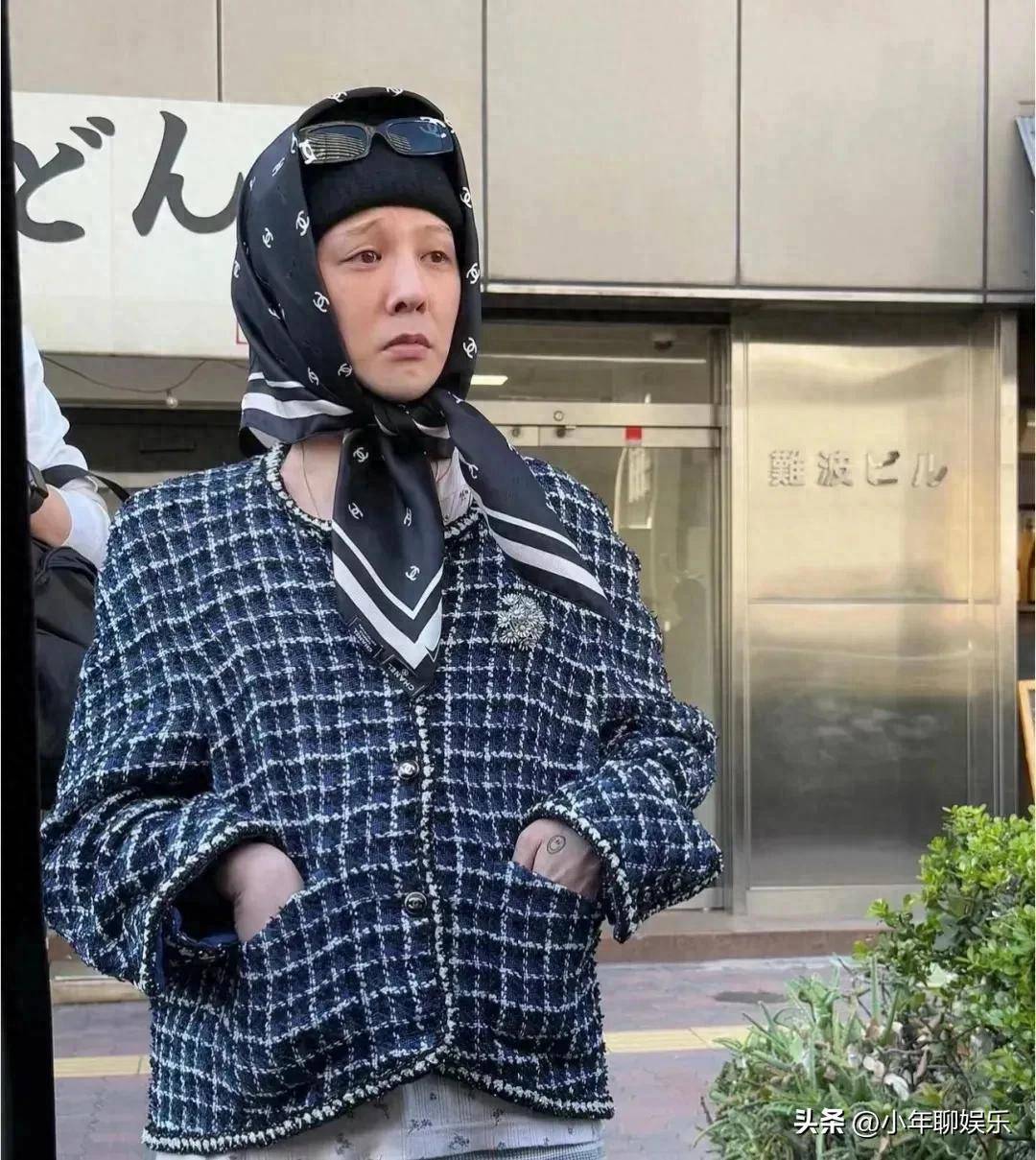 国际巨星权志龙曝最新近况:打扮像东北大姨,做彩色美甲,夹腿坐