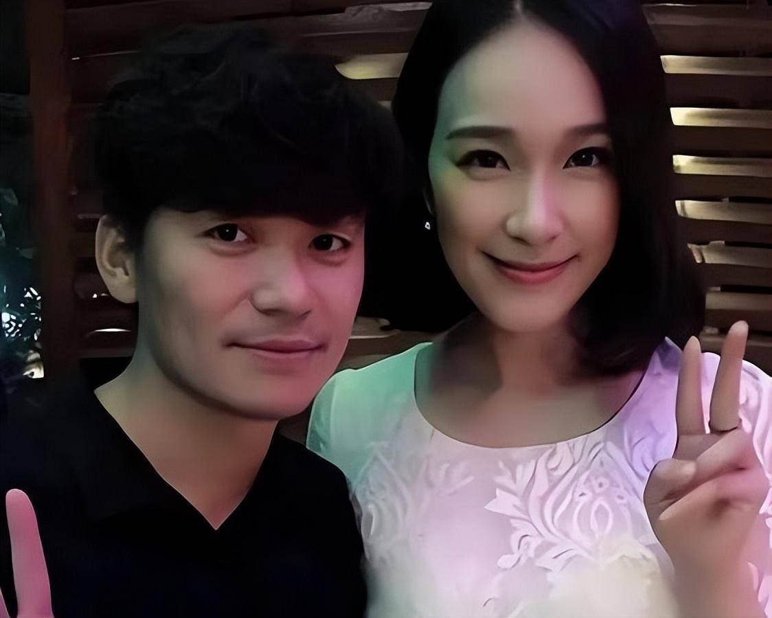 王宝强携女友聚餐,冯清开280万大g下车手拿茅台,二人身高差明显