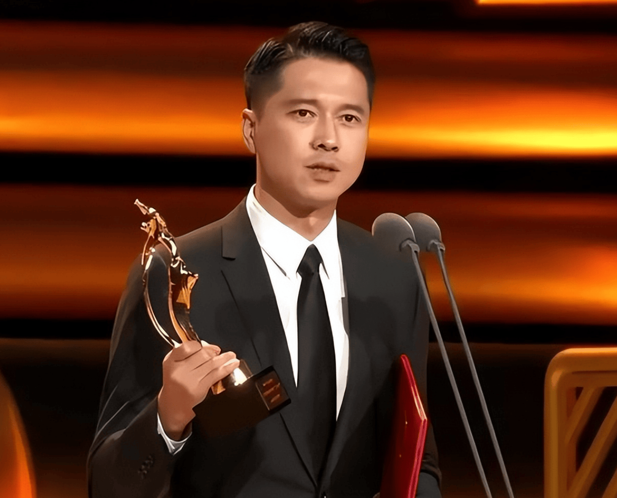 演员王雷:苦熬8年成名,和李小萌相爱18年,却被黄轩连累惨了