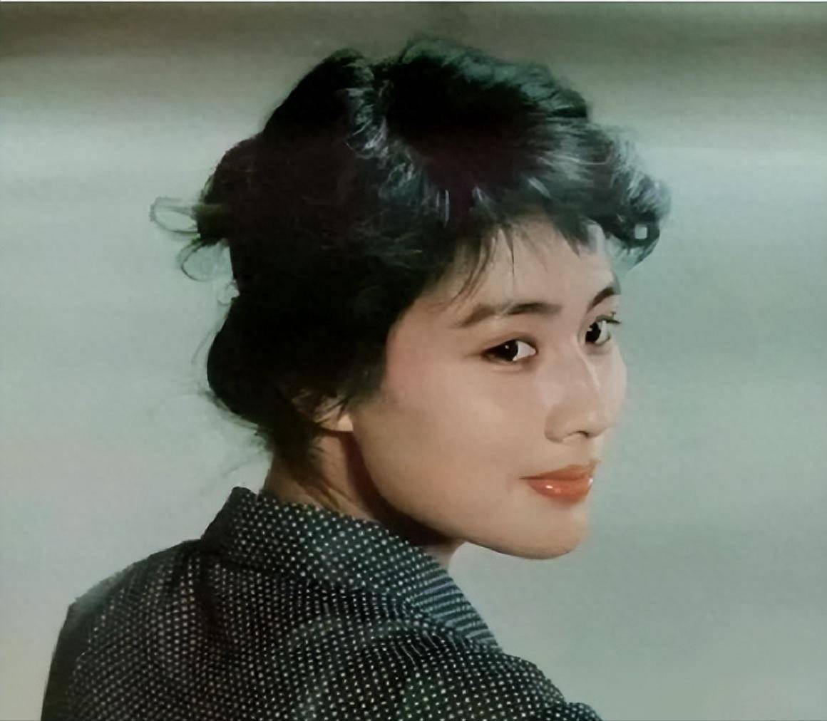 她是我国著名的女艺术家郑卫莉,二婚嫁杜志国,与继子杜淳融洽!