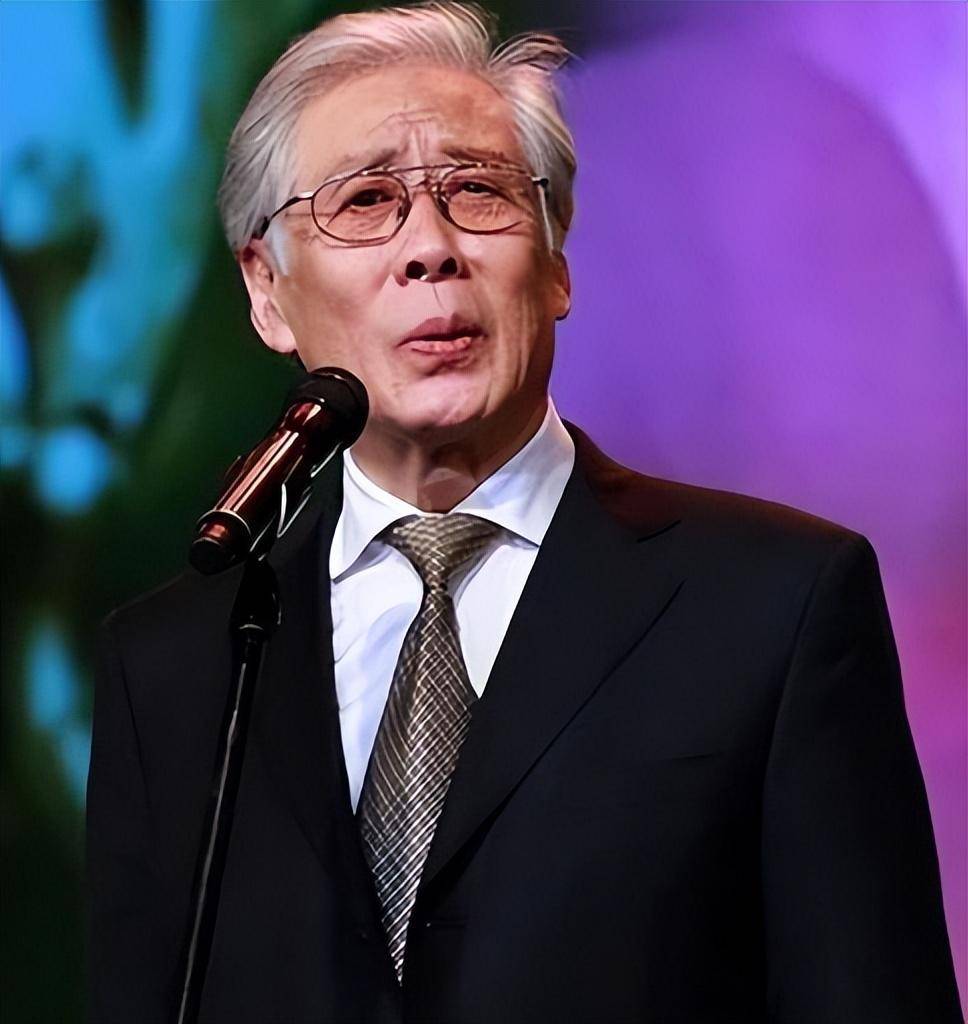 焦晃:被两任妻子抛弃后,娶小30岁的陈晓黎,88岁露面烟不离手