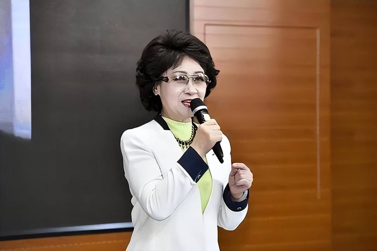 中央二台财经频道女主持人暴瘦(中央二台财经频道女主持人有哪些)
