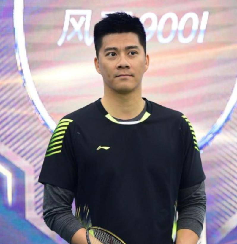 每次遇到同期的郑波,桑洋,林丹,鲍春来这些天才选手,他总是黯然离场.