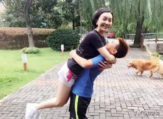 "中年美妇"王琳,两婚两离,35岁生下儿子,54岁还宛如少女