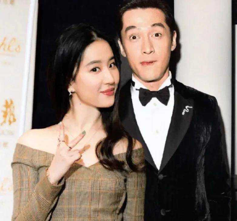 胡歌晒与小12岁妻子合照 女方越看越有味儿 穿搭朴素却难掩好气质