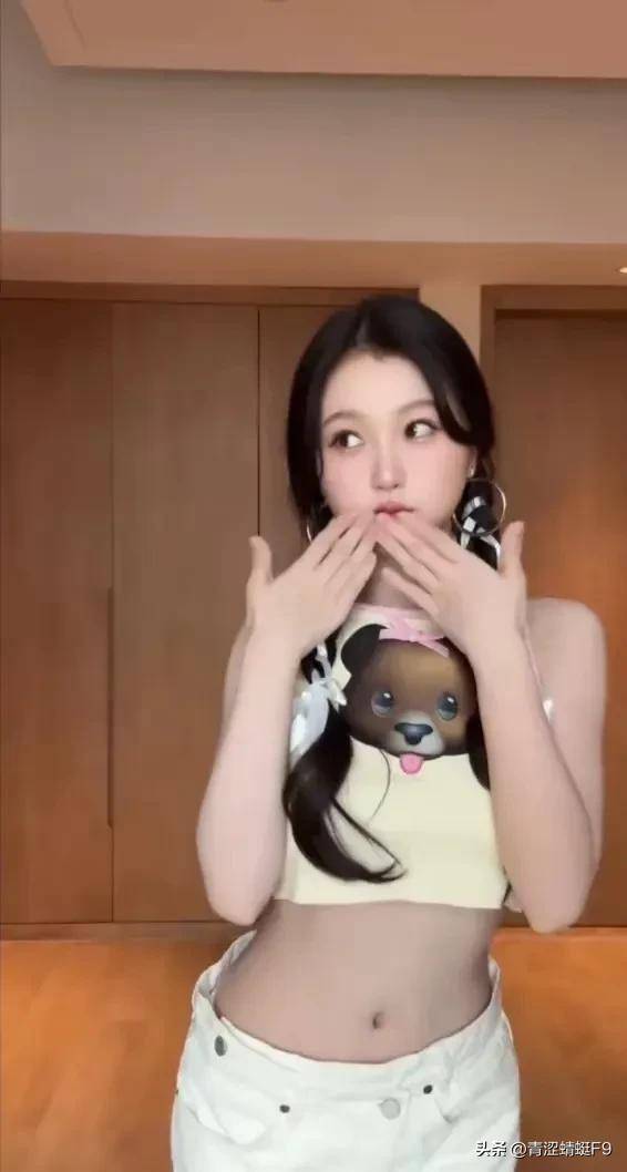 虞书欣晒跳舞视频,穿露腰背心秀身材,胸前小奶狗头像好抢镜