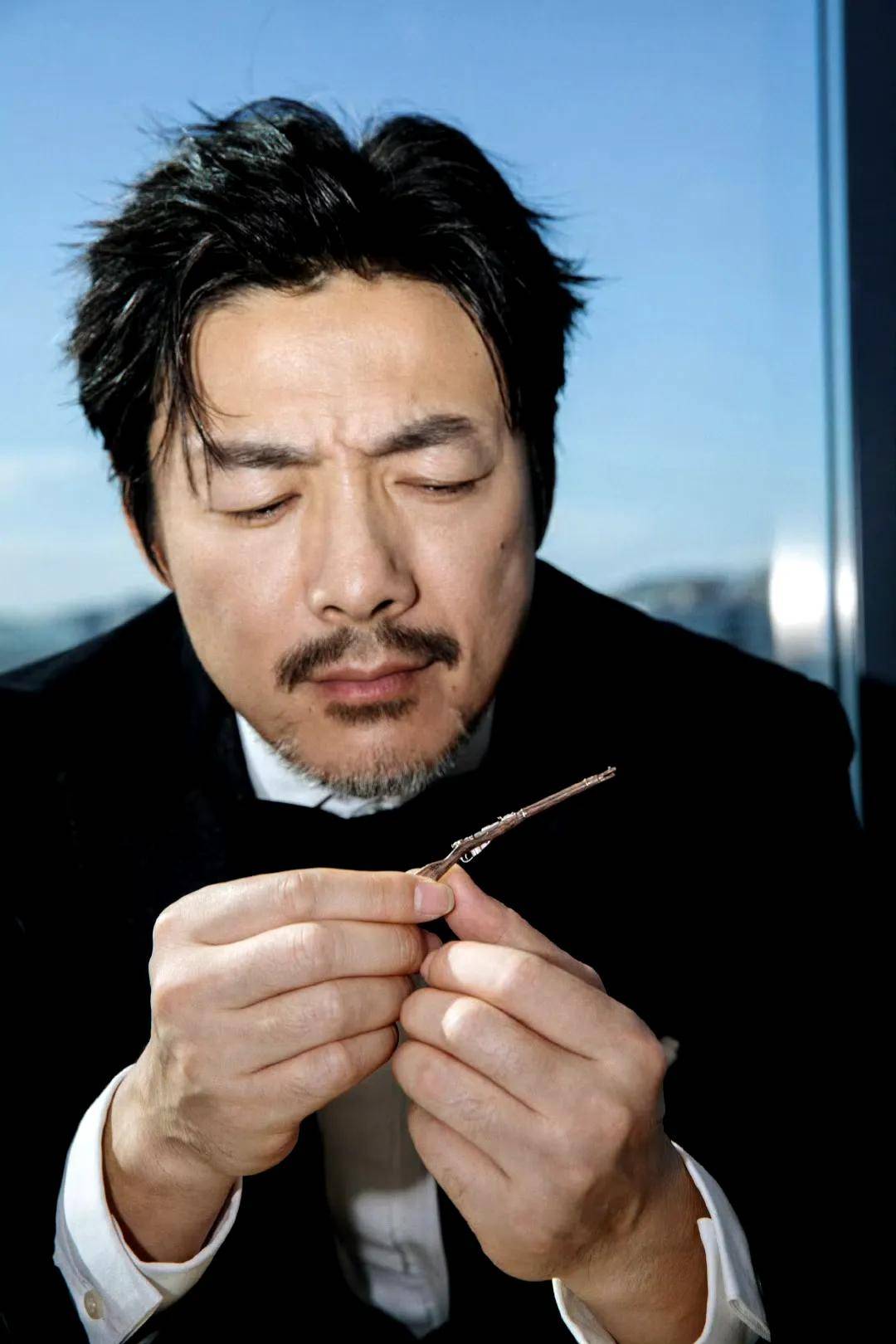 事实证明,49岁"低调成瘾"的祖峰,已经走上了另外一条人生大道