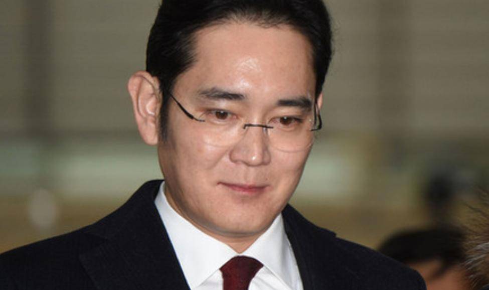 他是主宰韩国的三星掌门人李在镕,驯养明星为性奴,谋害亲生胞妹!