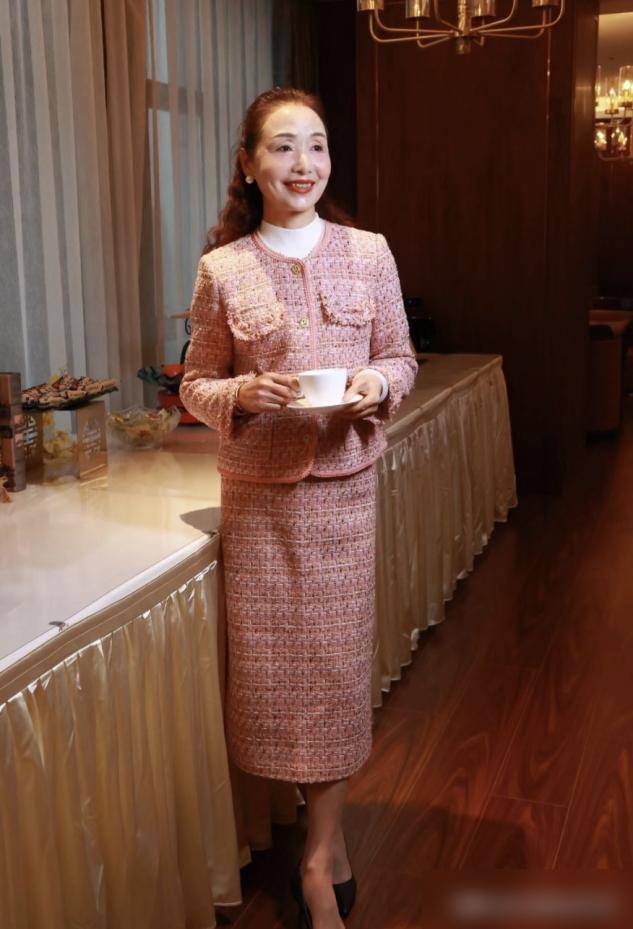 为什么建议中年女人"衣成套穿,裙不上膝"?看孟晚舟就明白了